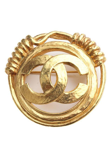 gold round CC logo brooch Chanel