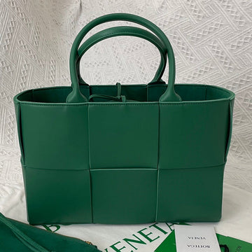 SMALL ARCO TOTE 30 IN GREEN PEA LAMBSKIN Luxe Carry Bags