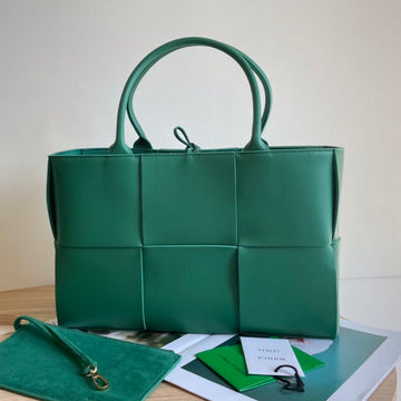 ARCO TOTE 36 IN KAITOKE GREEN CALFSKIN by Luxe Carry