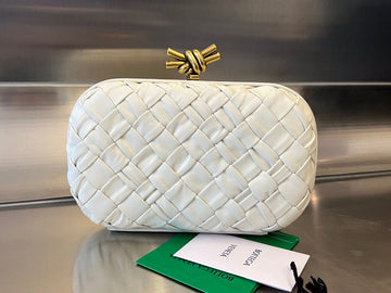 KNOT 19 IN WHITE LAMBSKIN Luxe Carry