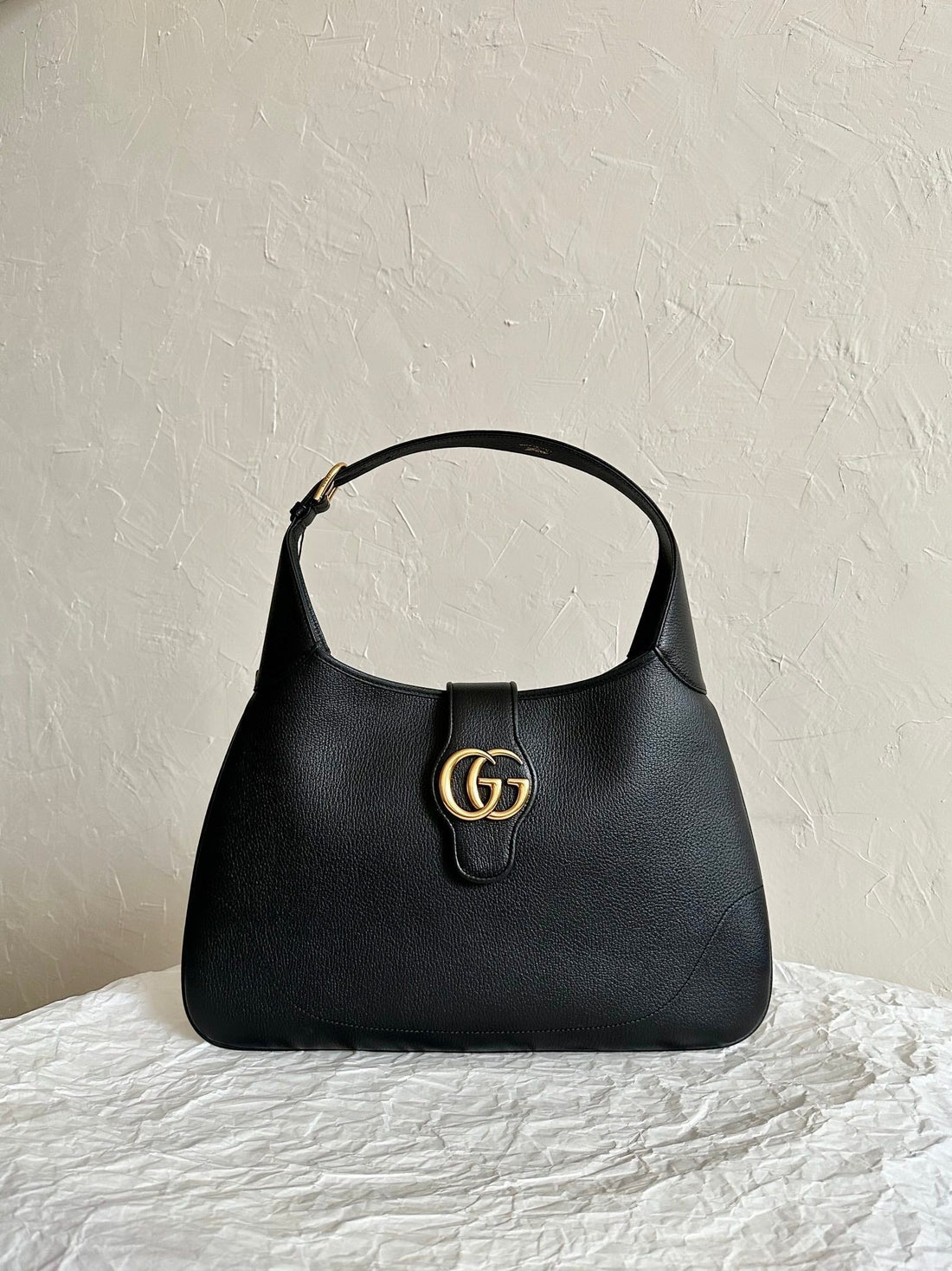 APHRODITE MEDIUM 39 SHOULDER BAG IN BLACK CALFSKIN Luxe Carry