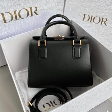 BOSTON 20 HANDBAG IN BLACK CALFSKIN Luxe Carry