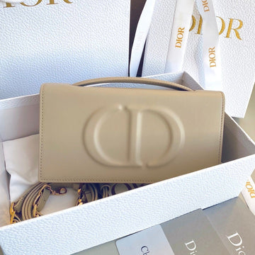 SIGNATURE CHAIN BAG 21 IN BEIGE CALFSKIN Luxe Carry
