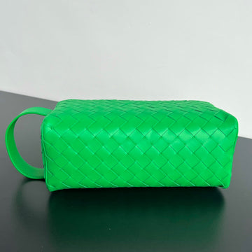 INTRECCIATO CLUTCH 26 IN MALACHITE GREEN CALFSKIN Luxe Carry Bags