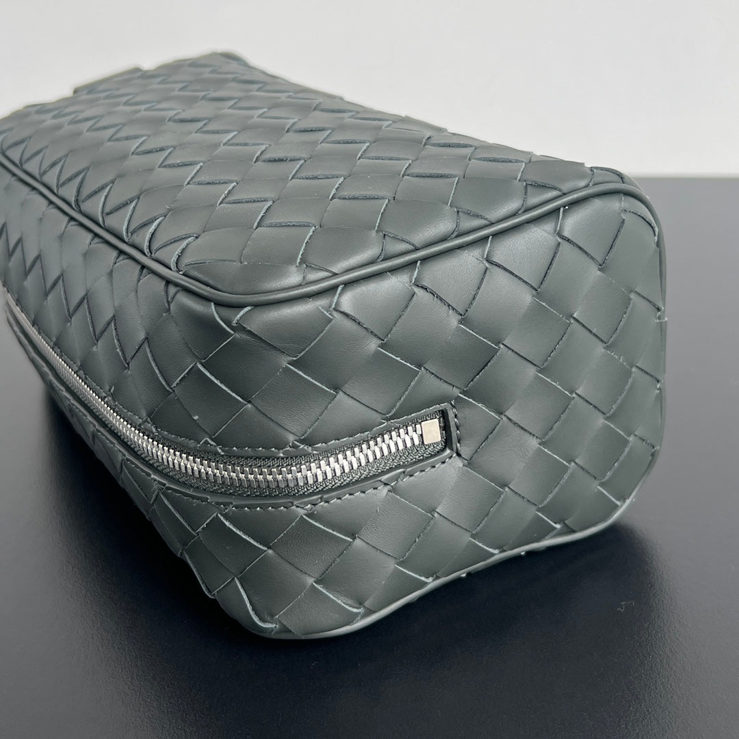 INTRECCIATO CLUTCH 26 IN CORDUROY GRAY CALFSKIN Luxe Carry