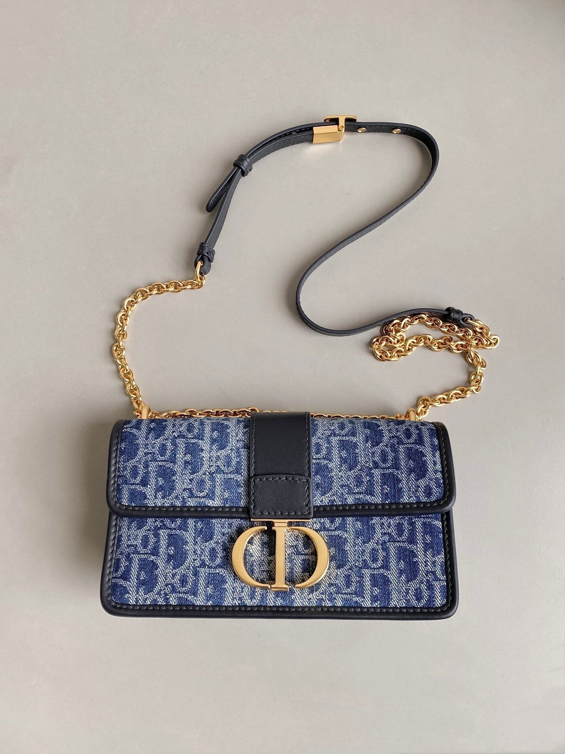 21 MONGTAIGNE EAST-WET WITH CHAIN BLUE DENIM OBLIQUE JACQUARD Luxe Carry