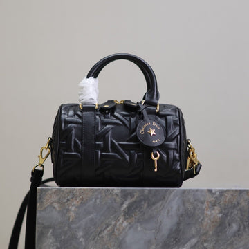 MEDIUM GROOVE BAG 20 IN BLACK MACROCANNAGE CALFSKIN WITH GOLD HARDWARE Luxe Carry Bags