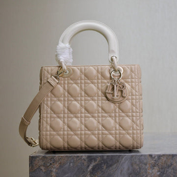 MEDIUM LADY BAG 24 IN POWDER BEIGE QUILTED MACROCANNAGE CALFSKIN METAL CHARM Luxe Carry