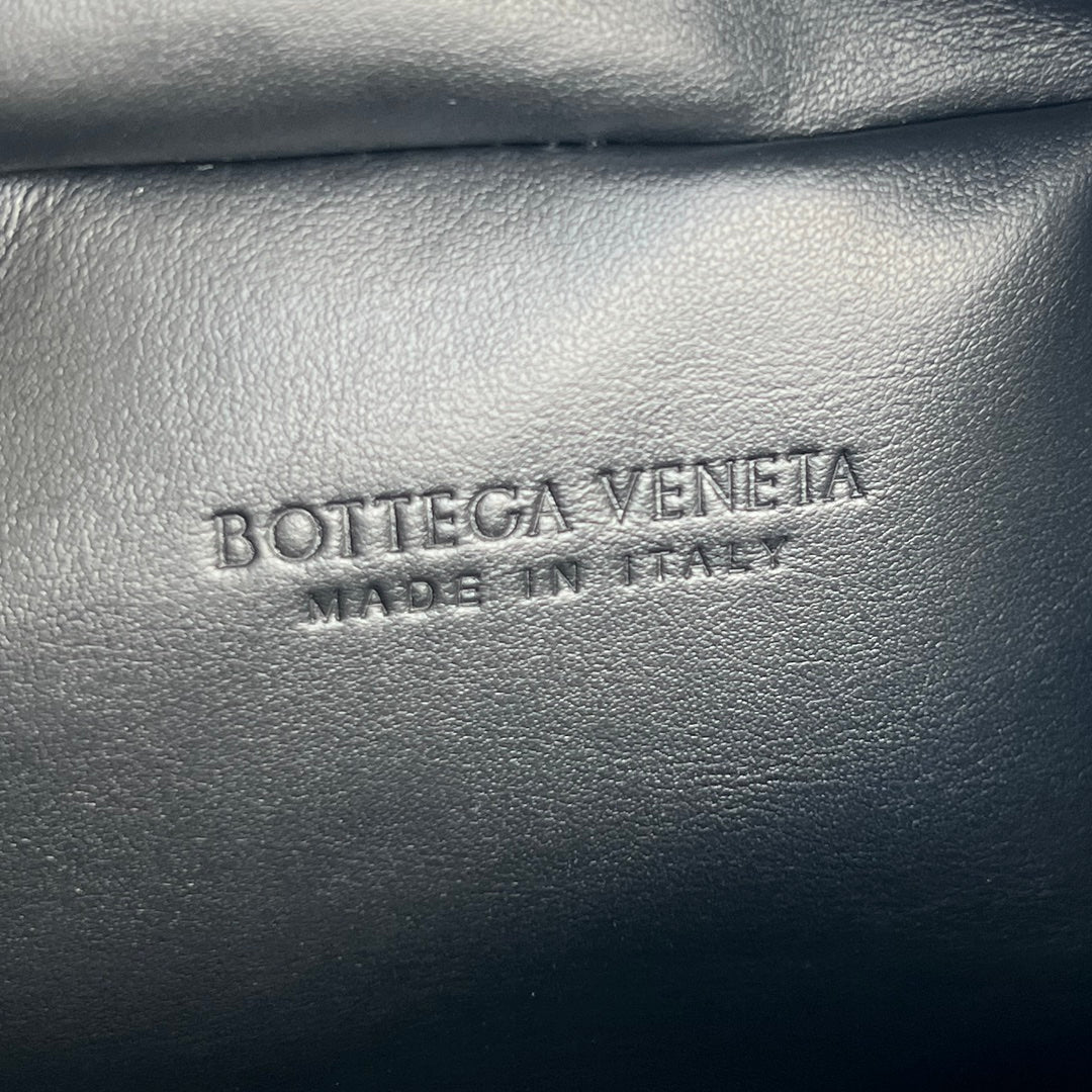 SHOULDER BAG 37 IN BLACK LAMBSKIN Luxe Carry