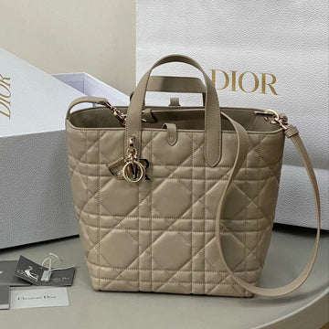 MEDIUM TOUJOURS BUCKET BAG 22 IN BEIGE CANNAGE CALFSKIN Luxe Carry Bags