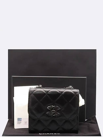 Un  crossbody bag Chanel