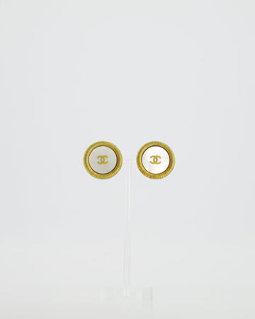 Top Quality Chanel   94P Gold Iridescent Pearl with CC Logo Round Clip-On Earrings