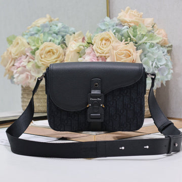 MEDIUM SADDLE MESSENGER BAG IN BLACK OBLIQUE JACQUARD AND BLACK GRAINED CALFSKIN Luxe Carry