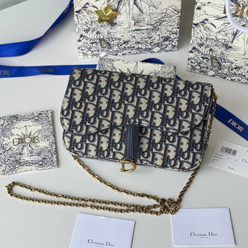 DIOR 25S MEDIUM SADDLE POUCH WITH CHAIN 21 IN BLUE DIOR OBLIQUE JACQUARD CANVAS Luxe Carry Bags