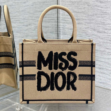 BOOK TOTE 26 BEIGE AND BLACK MISS GRAFFITI EMBROIDERY Luxe Carry