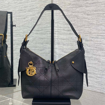 DIOR 25S SMALL VOYAGE BAG 23 IN BLACK FLAT MACROCANNAGE GRAINED CALFSKIN