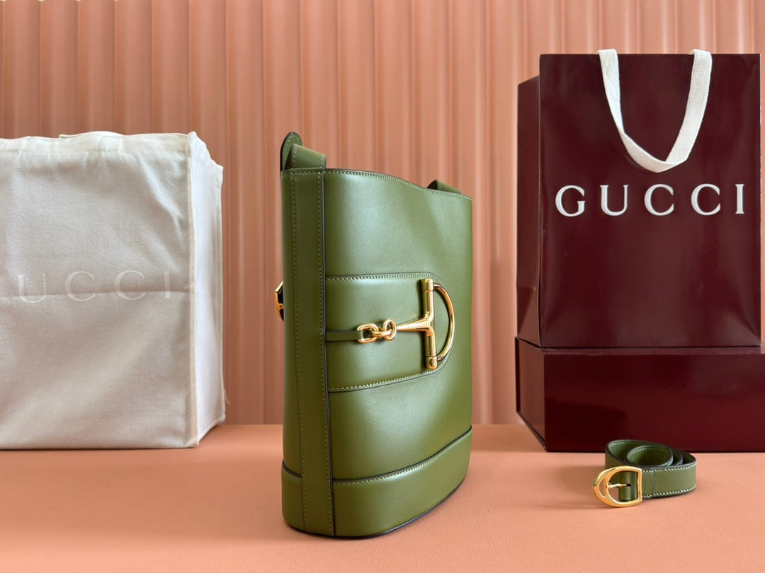 73 MEDIUM BUCKET BAG 27.5 IN GREEN SMOOTH CALFSKIN Luxe Carry