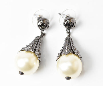 Top Quality Chanel Pearl Motif Earrings Gunmetal