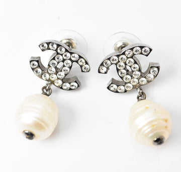 Top Quality Chanel CC Motif Swing Pearl Earrings Silver/White