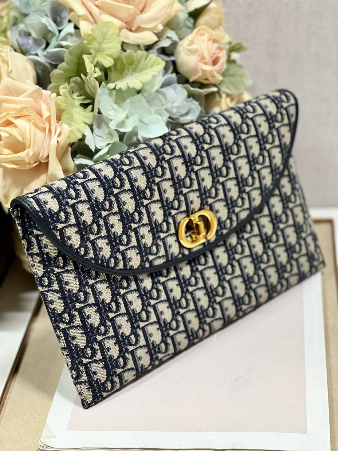 30 MONTAIGNE 30CM BLUE OBLIQUE EMBROIDERY Luxe Carry